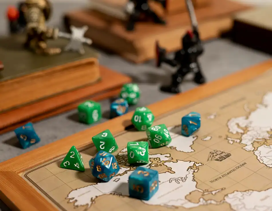 Wielokątne kostki do gry RPG rozrzucone po mapie świata fantasy, służące do odgrywania ról.